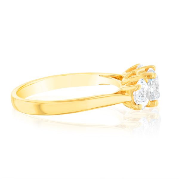 14ct Yellow Gold 2 Carat Diamond Trilogy Ring with 3 Round Brilliant Cut Diamonds For Sale